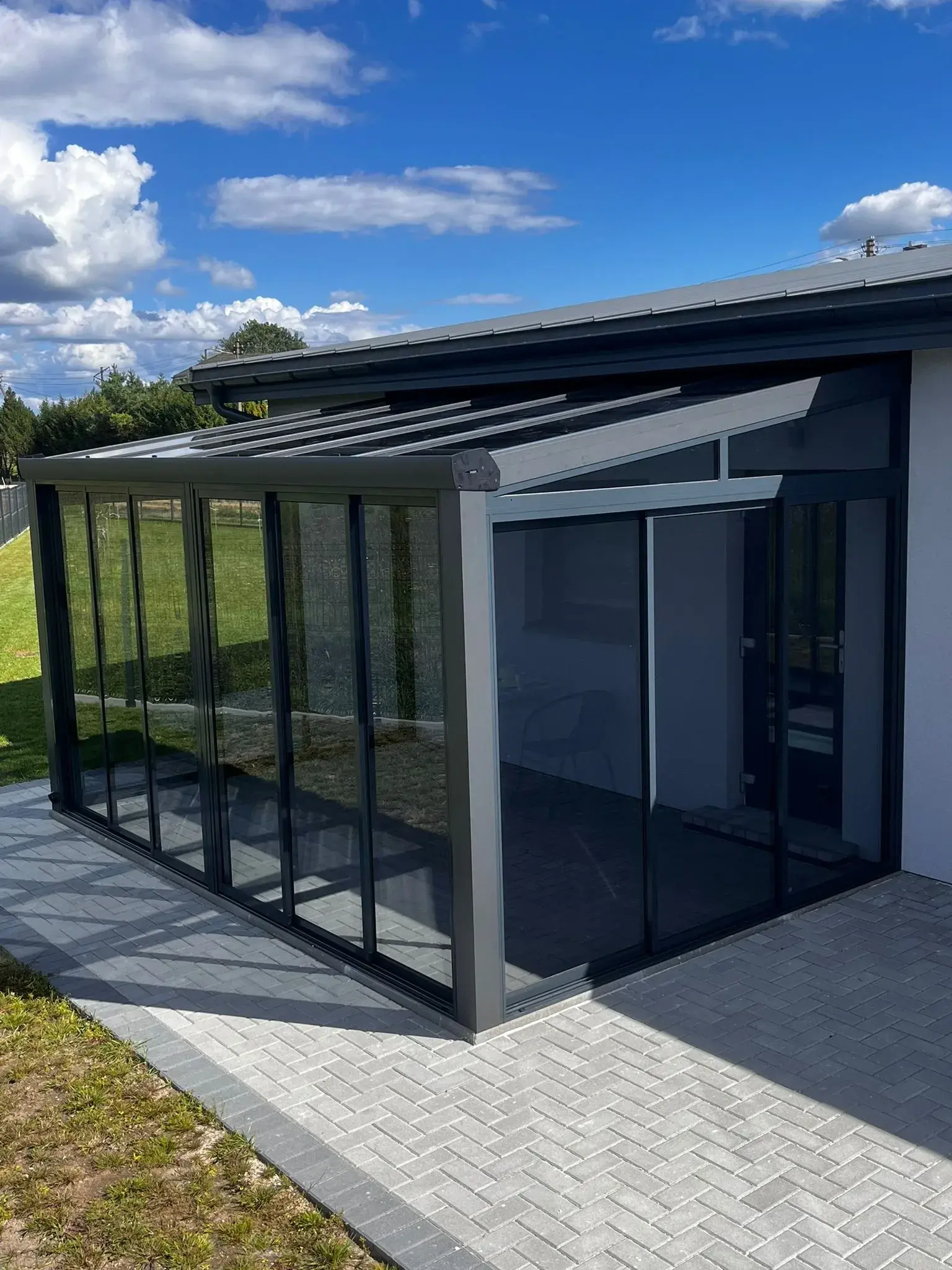 Terasos stiklinimas Tauragėje - moderni aliuminio veranda su pilnu įstiklinimu | EKOSKA