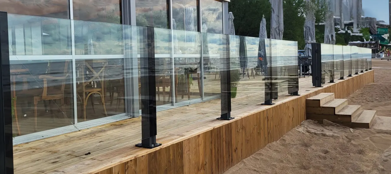 Pakeliamas dviejų stiklų turėklas